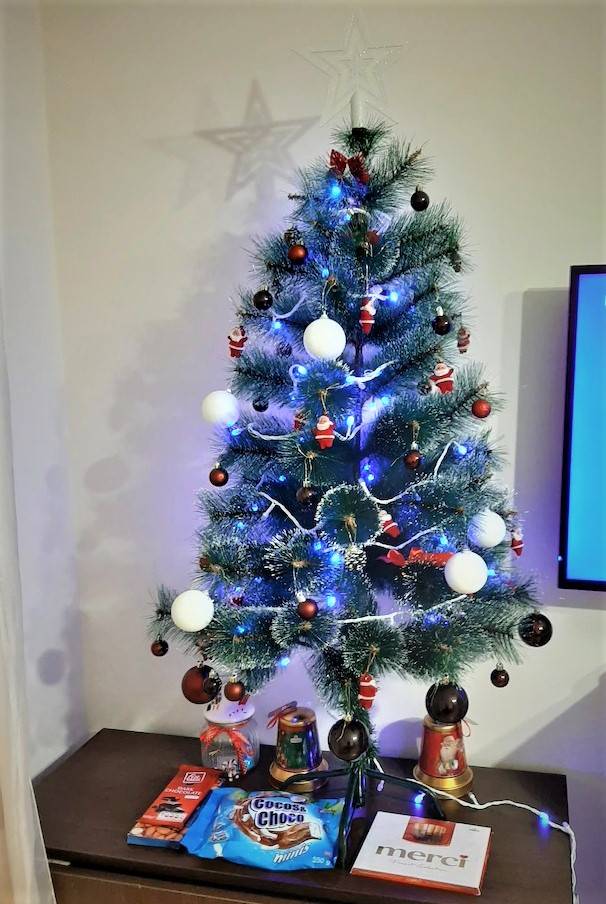 Изкуствена коледна елха 120cm бор със заснежени върхове, 3D иглички, метална стойка A1