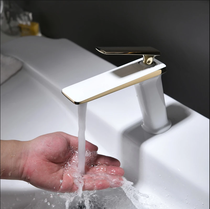 Смесител за мивка среден Luxury Line Golden White 005