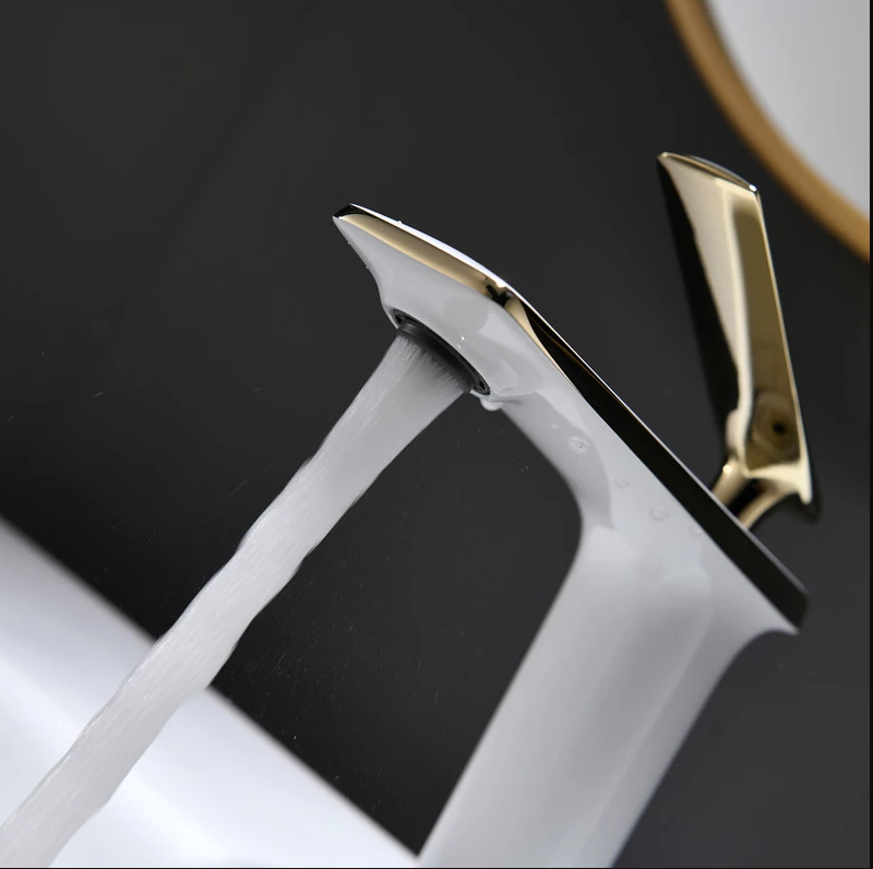 Смесител за мивка среден Luxury Line Golden White 005