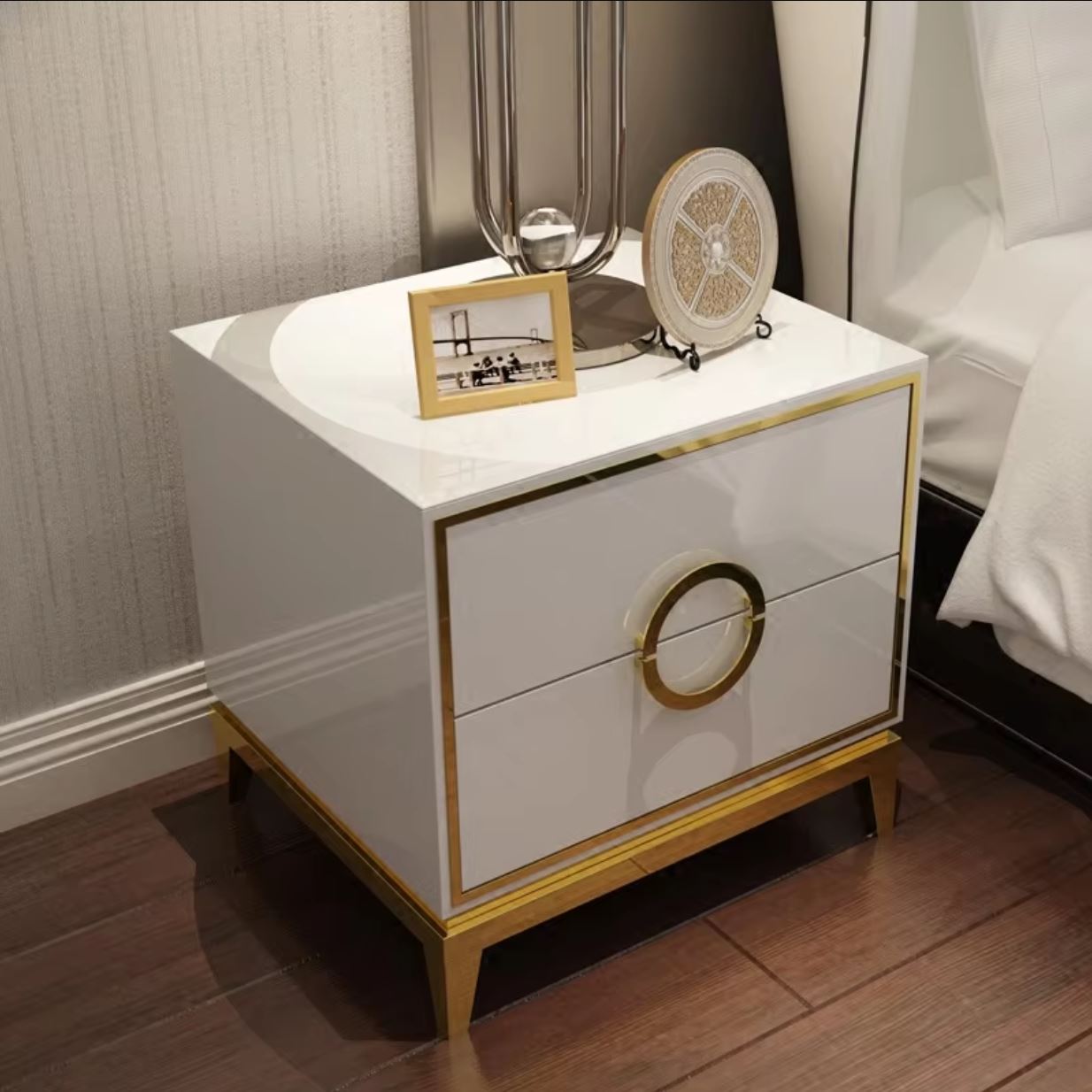 Нощно шкафче с 2 чекмеджета Luxury Line Goldilocks бяло
